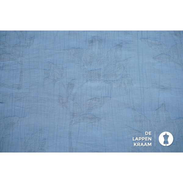 A la Ville Crinkle viscosemix stof lichtblauw met bloemen