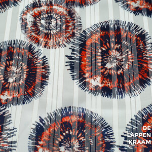  Chiffon wit met grote abstracte bloemen rood