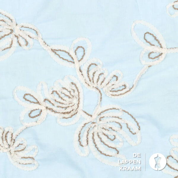 Katoen stof lichtblauw met geborduurde bloem ecru