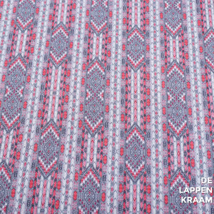 Coupon 448 Bubble chiffon met roze batikprint 180 x 150 cm