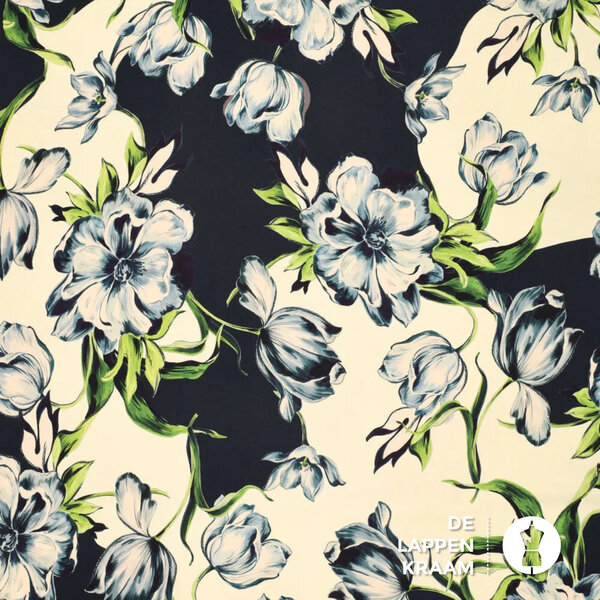 Viscose stretch satijn donkerblauw met bloemen