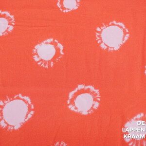  Viscose crepe koraal met witte tie dye cirkels