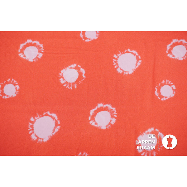 Viscose crepe koraal met witte tie dye cirkels