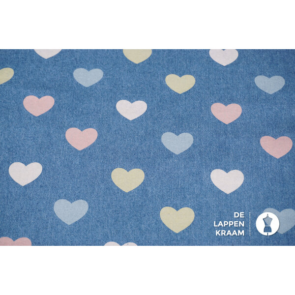 Denim stof met gekleurde hartjes