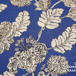  Coupon 4 Viscose kobalt met witte bloemen 180 x 160 cm
