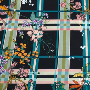  Coupon 6 Viscose stretch crepe zwart met ruit en bloemen 180 x 150cm