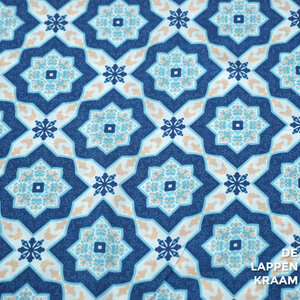  Coupon 80 Crepe met blauwe sterren 180 x 150cm