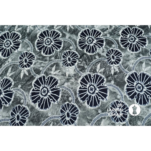 Coupon 29 Viscose tricot met donkerblauwe bloemen 200 x 150 cm