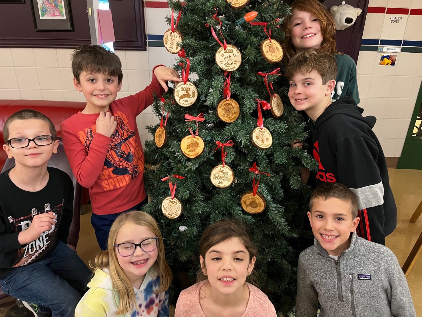 The pupils made christmas decorations with a laser cutter