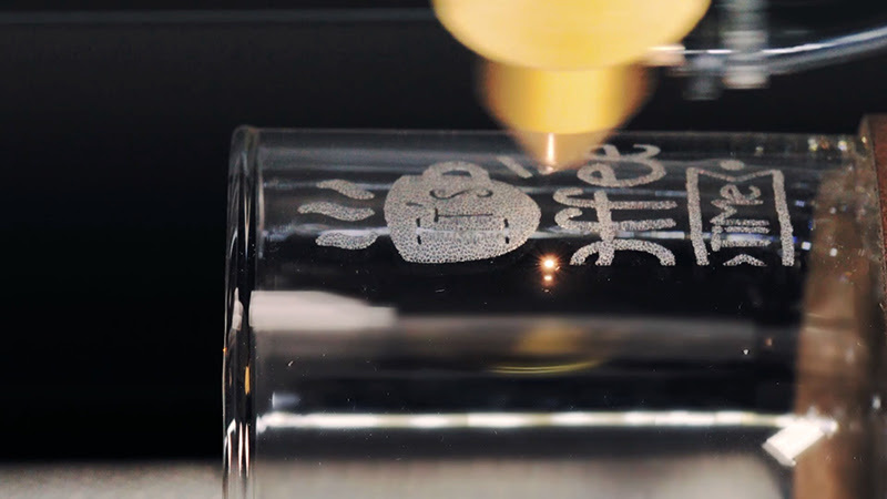 Glass being engraved with the rotary modyule