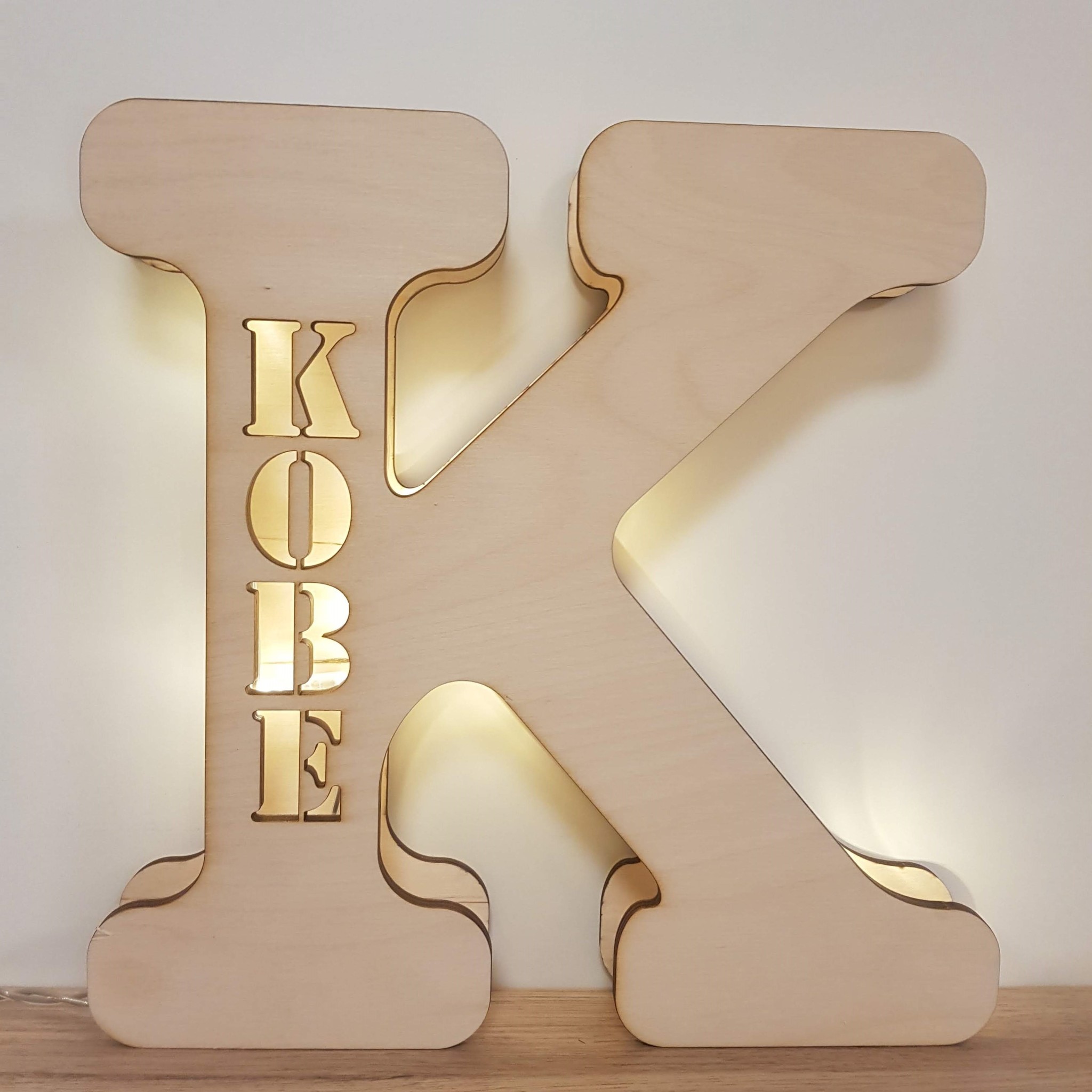 Houten lampje met letter en naam Kolibrie Creaties