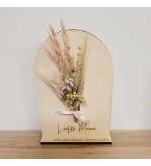 Bord boog met droogbloemen