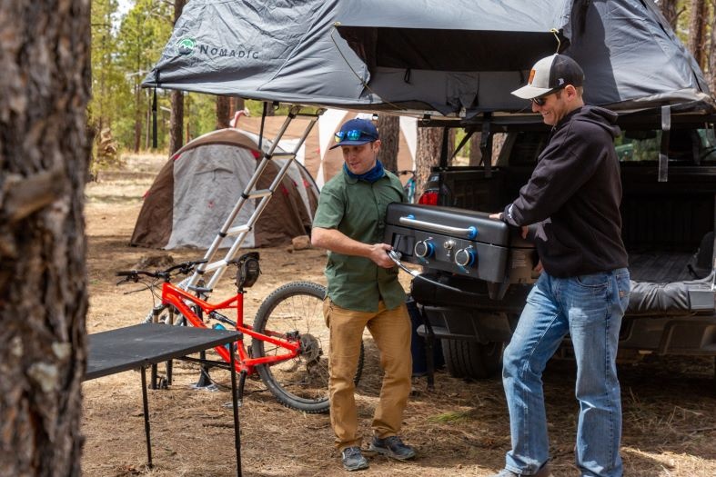 Pit Boss 2-pits Ultimate Lift-Off Plancha Gas Barbecue