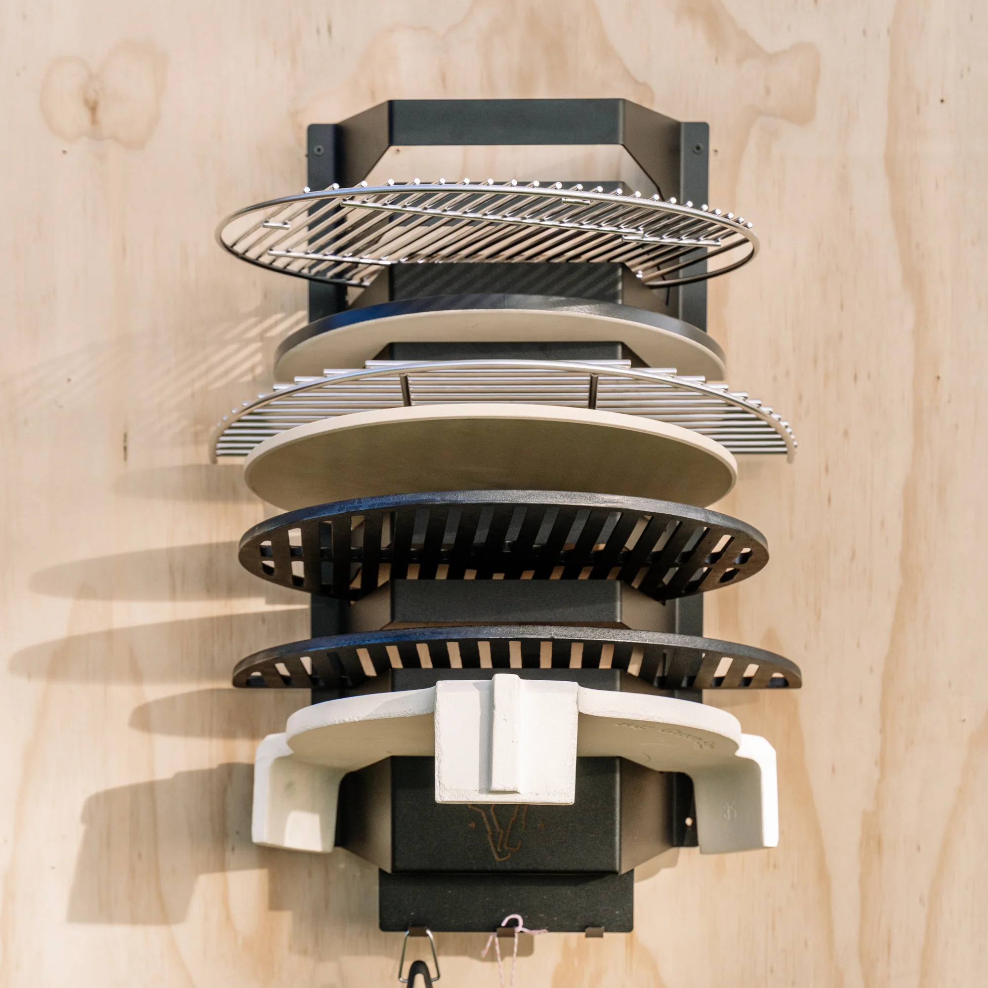 BBQ Buddies Accessoirehouder BBQ 67 x 34 CM - bevat 8 sleuven voor roosters - Large