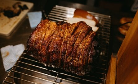 BBQ Porchetta: krokant buikspek met Italiaanse kruiden