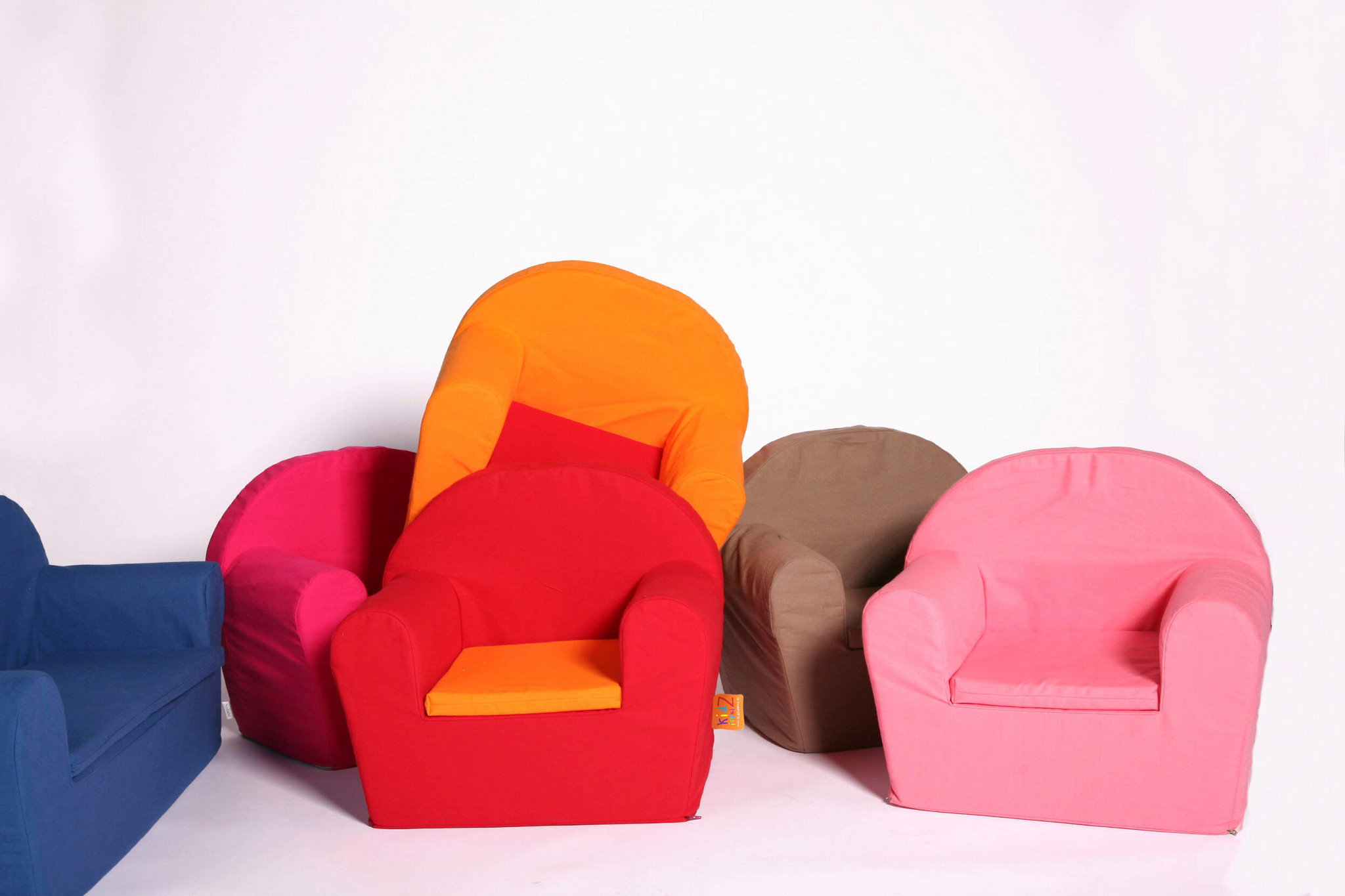 Kinderfauteuils op stapel