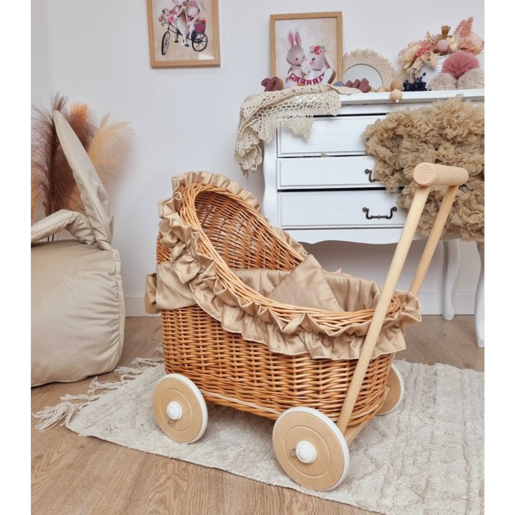 Wiklibox Poppenwagen met  beige dekens en ruches