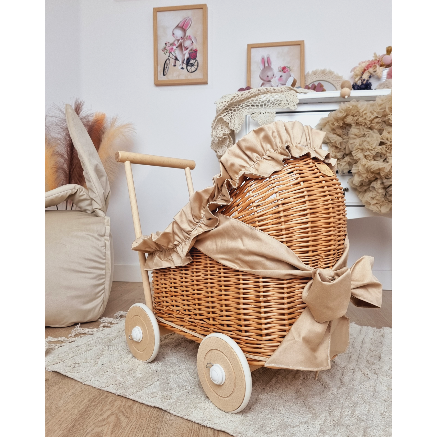 Wiklibox Poppenwagen met  beige dekens en ruches