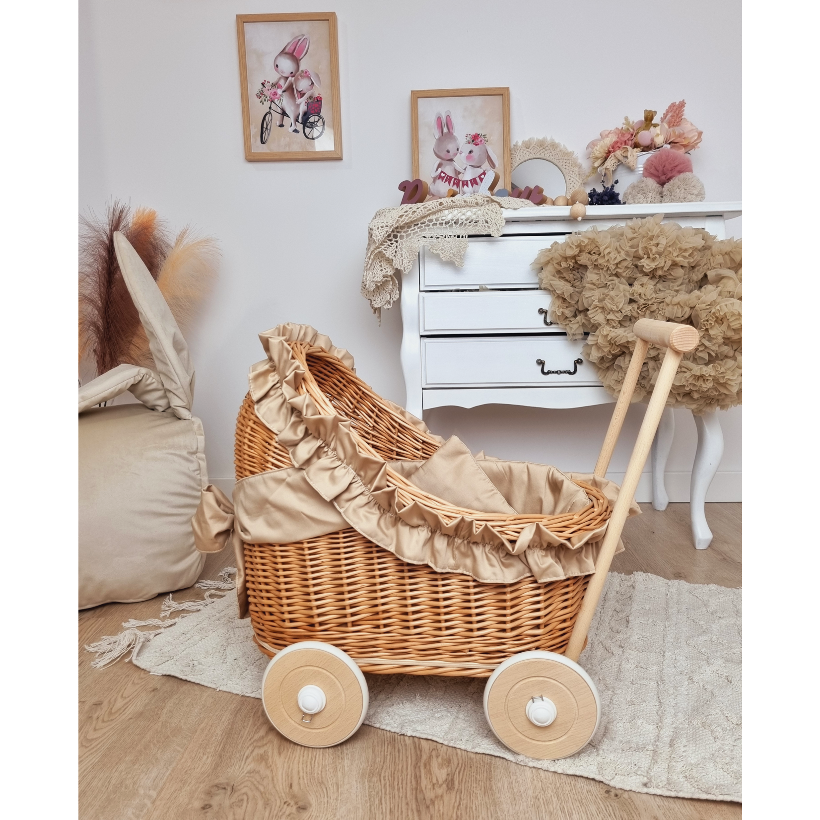 Wiklibox Poppenwagen met  beige dekens en ruches