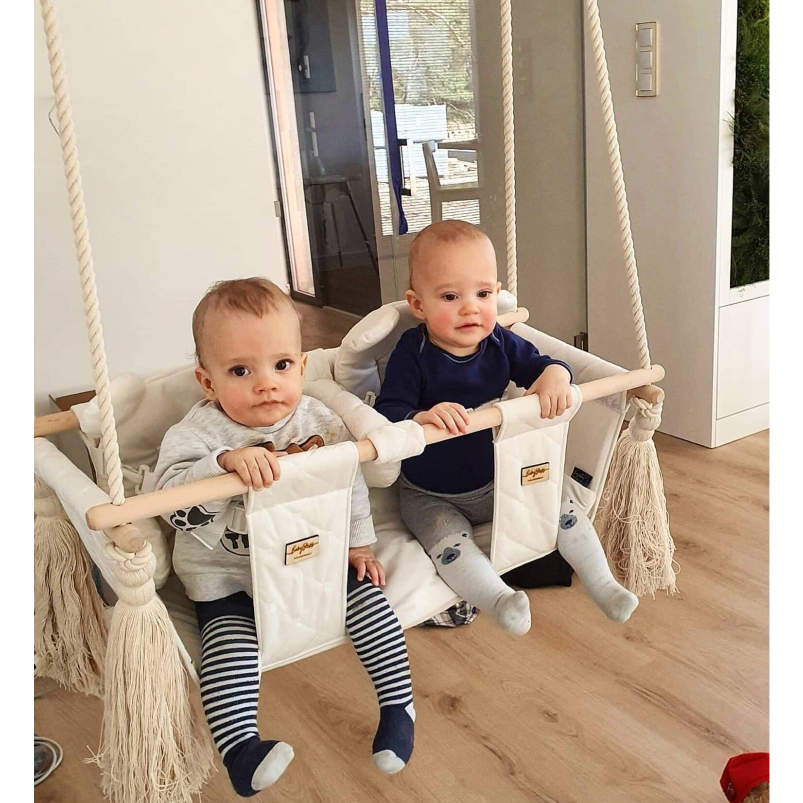 Schommel DUO Beige met veiligheidsgordels  voor twee baby's