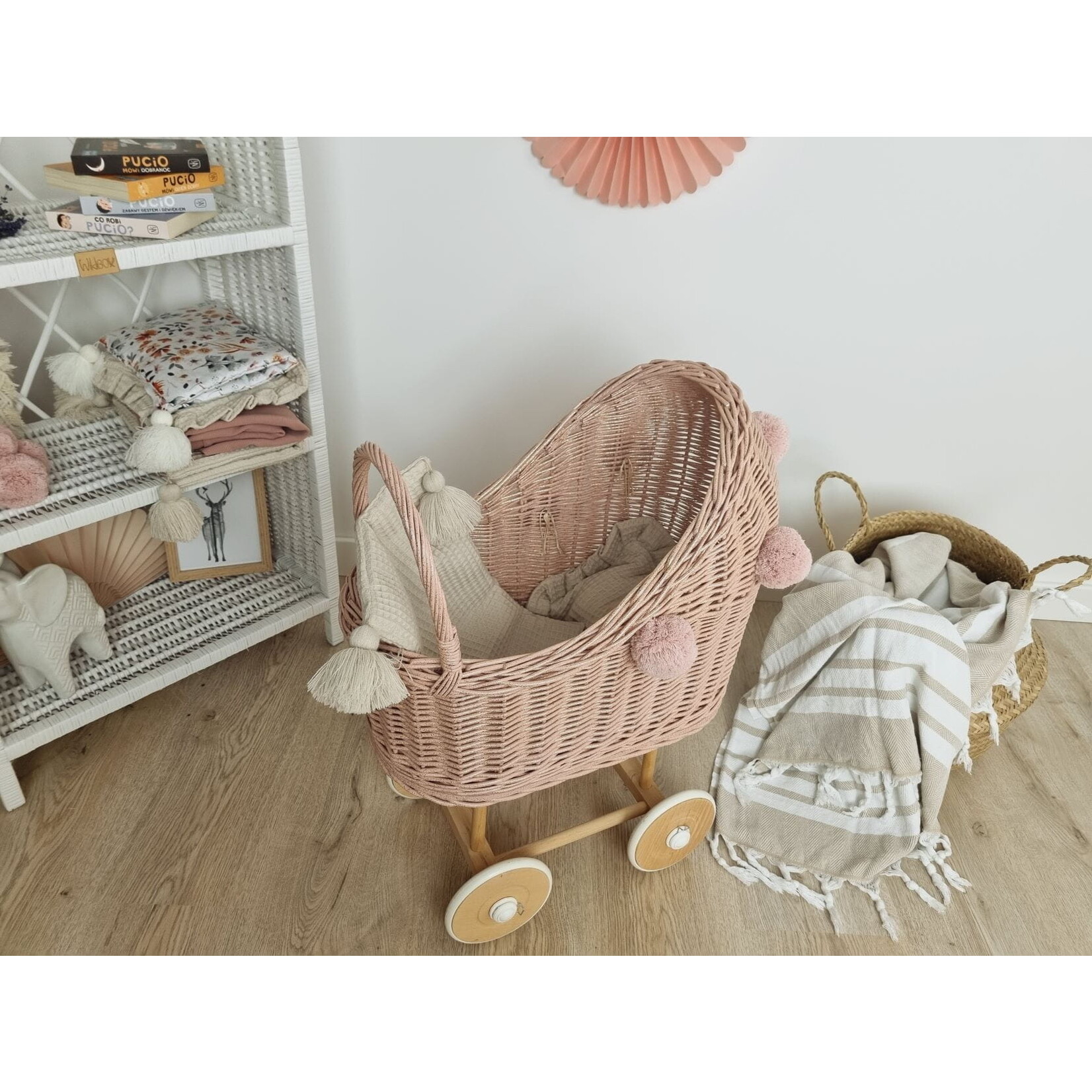 Wiklibox Hoge Poppenwagen Roze met glitter en dekens en pompons