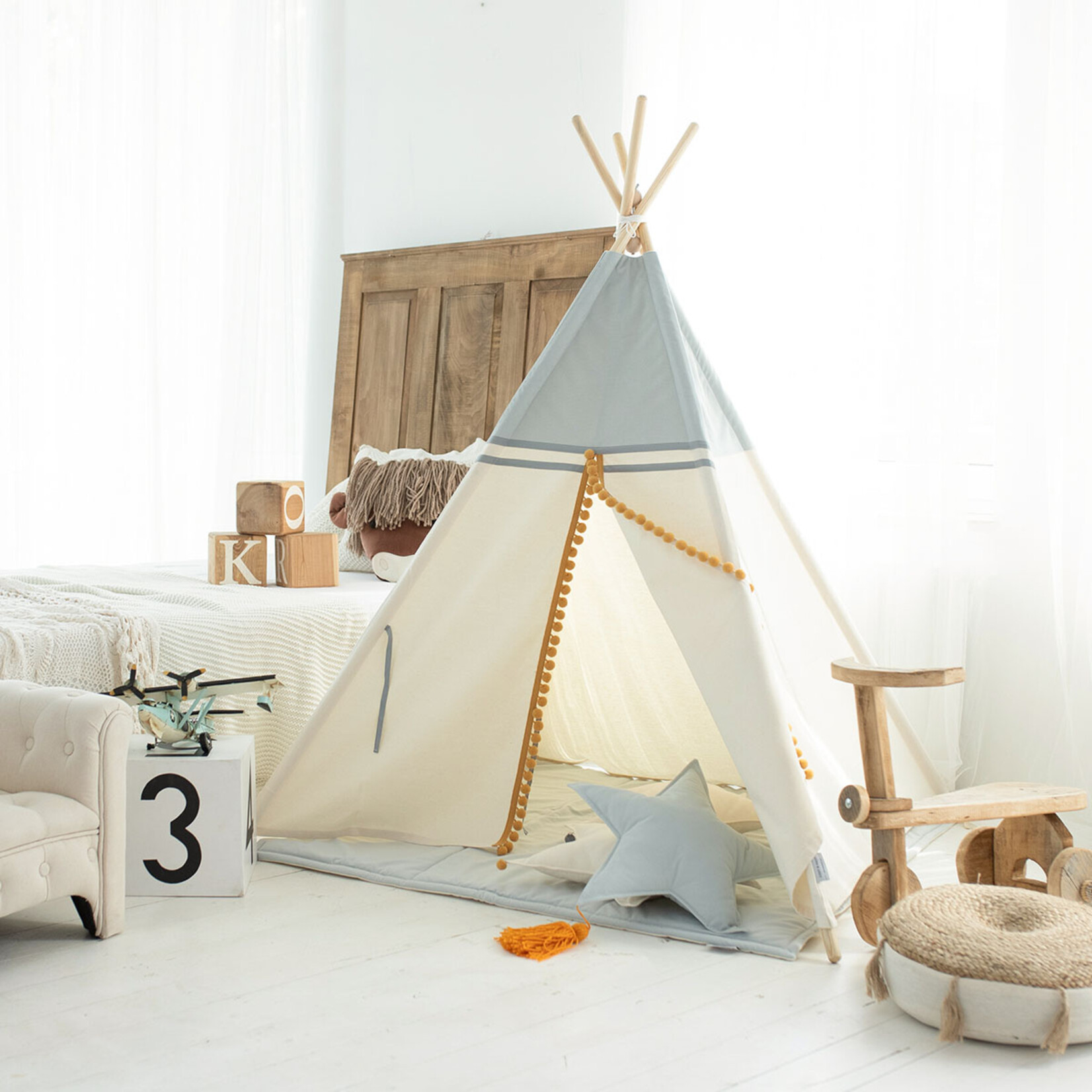 Cozy & Dozy Tipi tent - Grijs-ecru met pompons- katoen met velvet