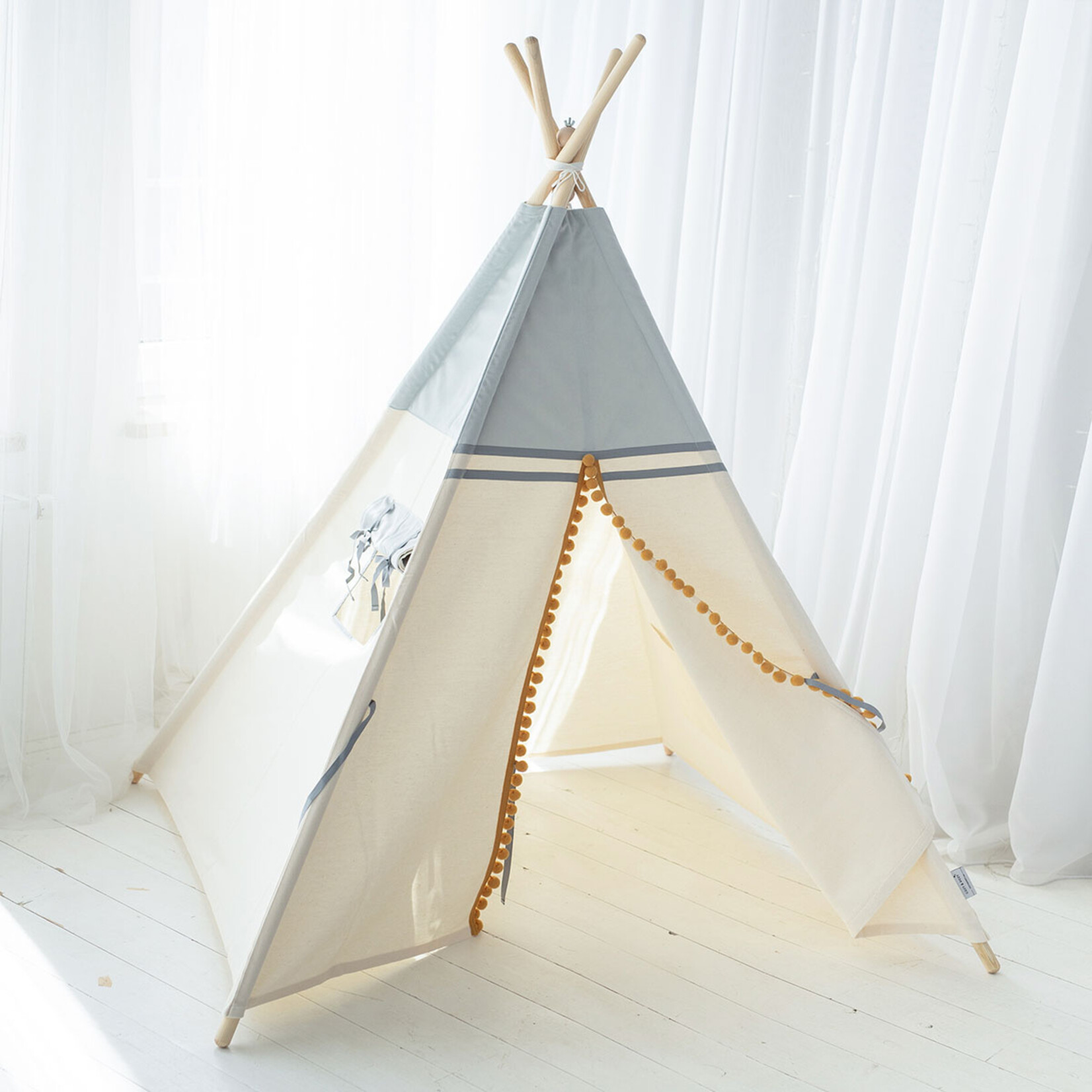 Cozy & Dozy Tipi tent - Grijs-ecru met pompons- katoen met velvet