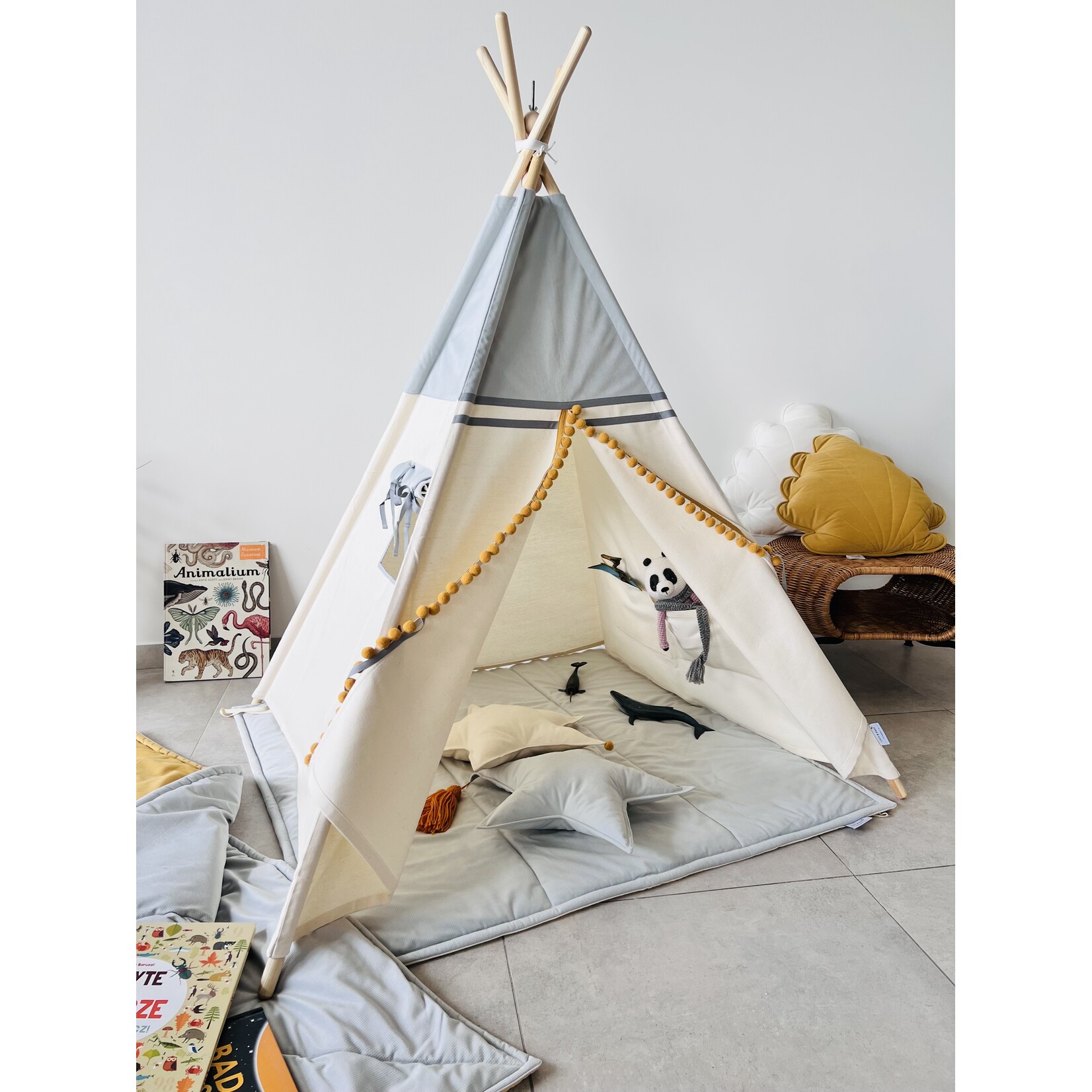 Cozy & Dozy Tipi tent - Grijs-ecru met pompons- katoen met velvet