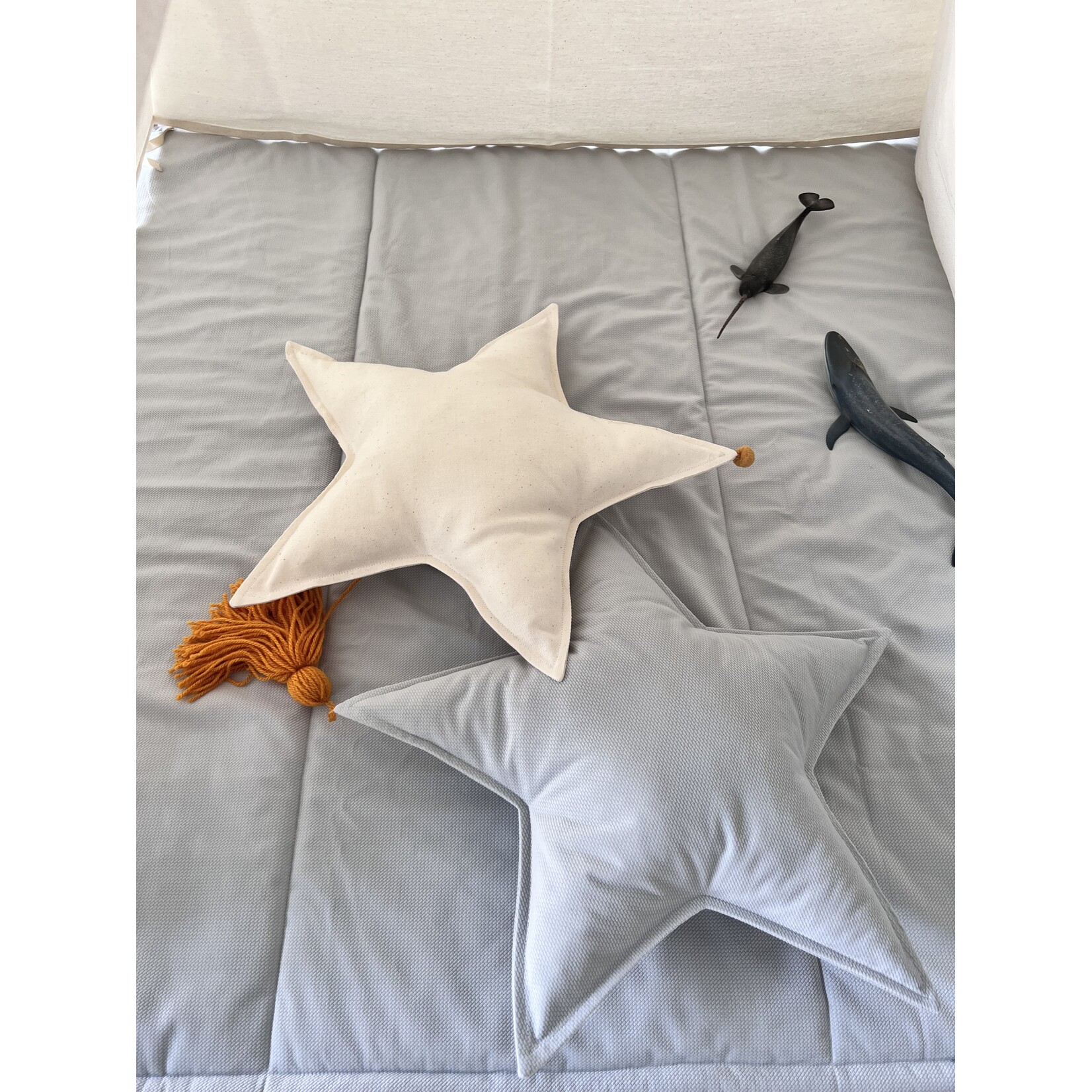 Cozy & Dozy Tipi tent - Grijs-ecru met pompons- katoen met velvet