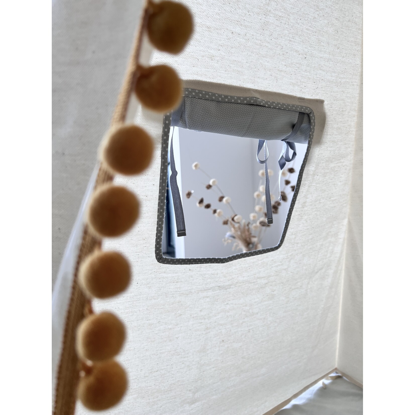 Cozy & Dozy Tipi tent - Grijs-ecru met pompons- katoen met velvet