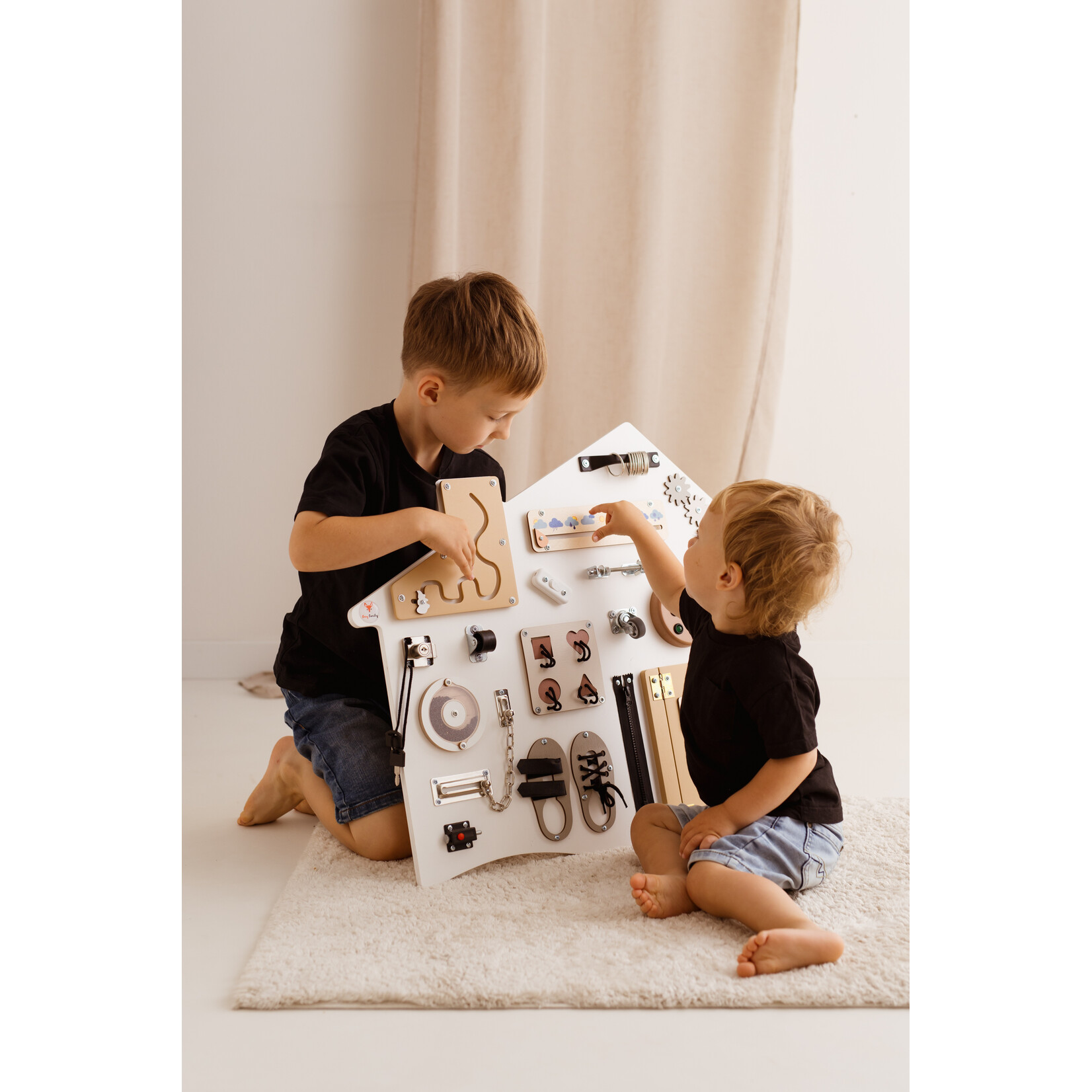 FOXY family Sensorisch Bord - Huisje Wit - met standaard of voor wandmontage