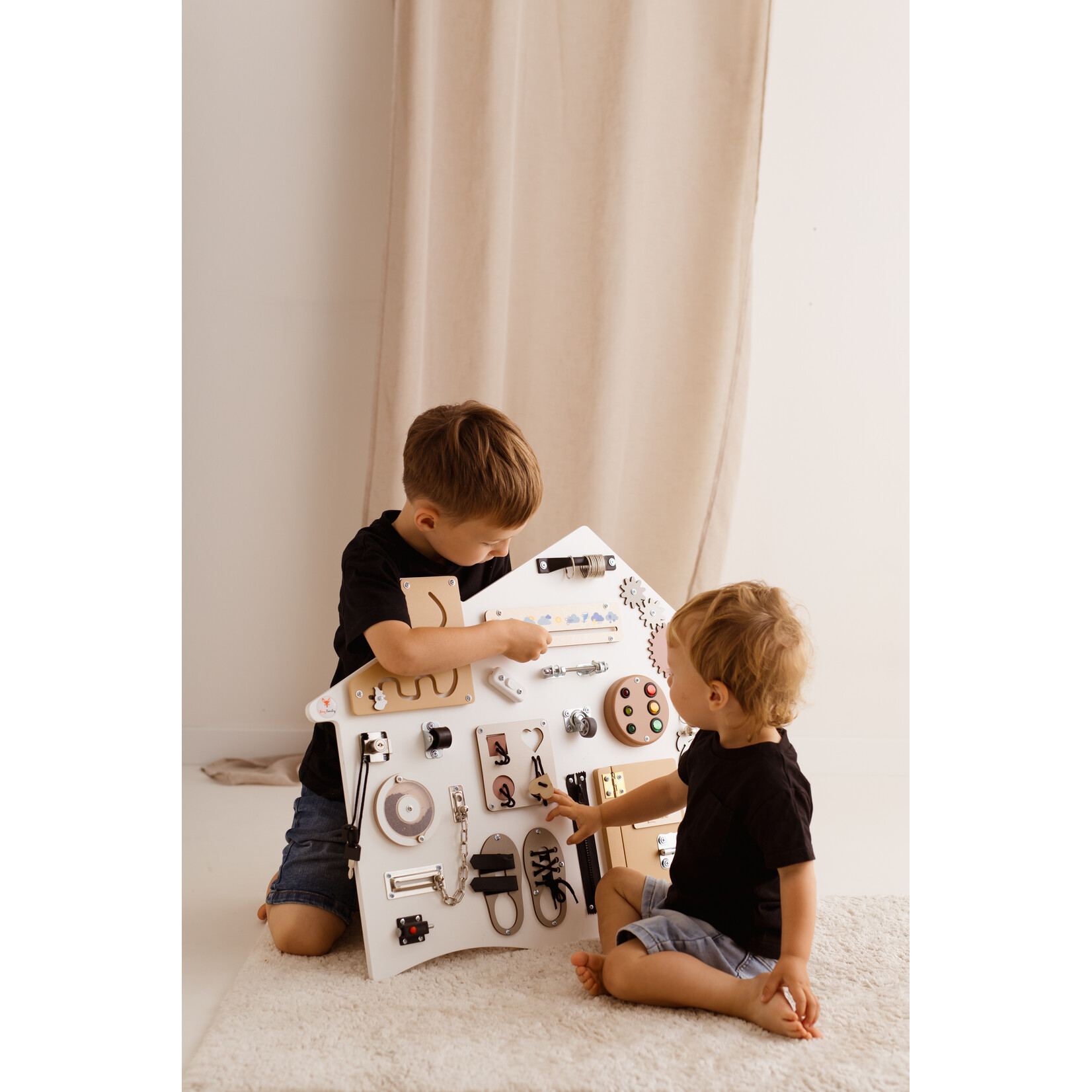 FOXY family Sensorisch Bord - Huisje Wit - met standaard of voor wandmontage