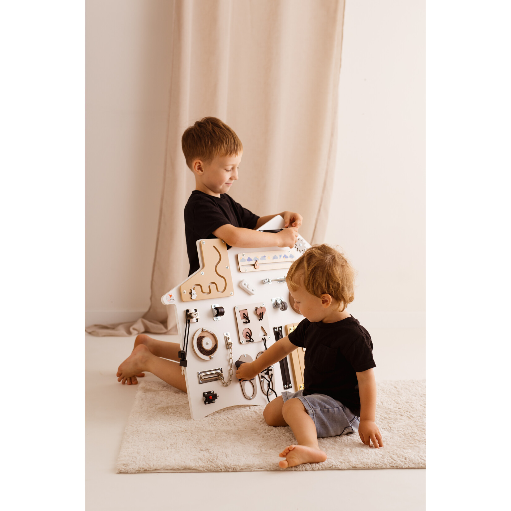 FOXY family Sensorisch Bord - Huisje Wit - met standaard of voor wandmontage