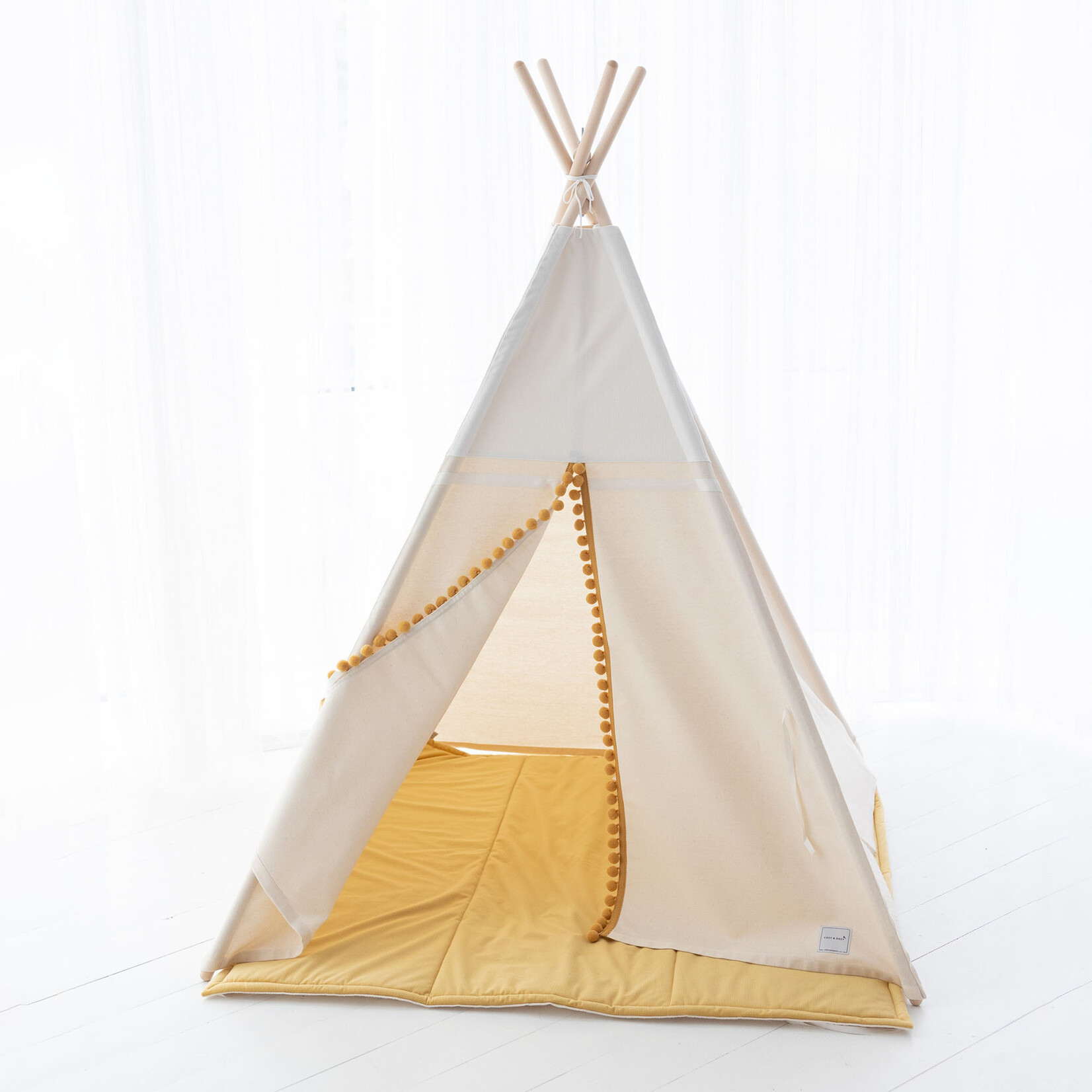 Cozy & Dozy Boho Tipi tent - Cozy White Velvet - crème met pompons - met of zonder velvet speelmat