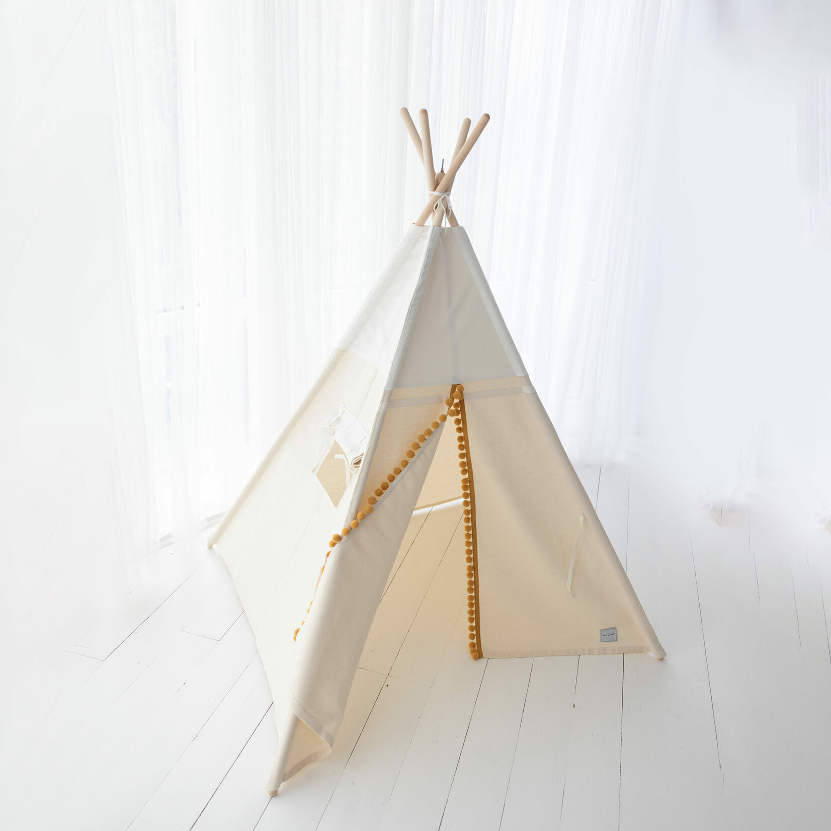 Cozy & Dozy Boho Tipi tent - Cozy White Velvet - crème met pompons - met of zonder velvet speelmat