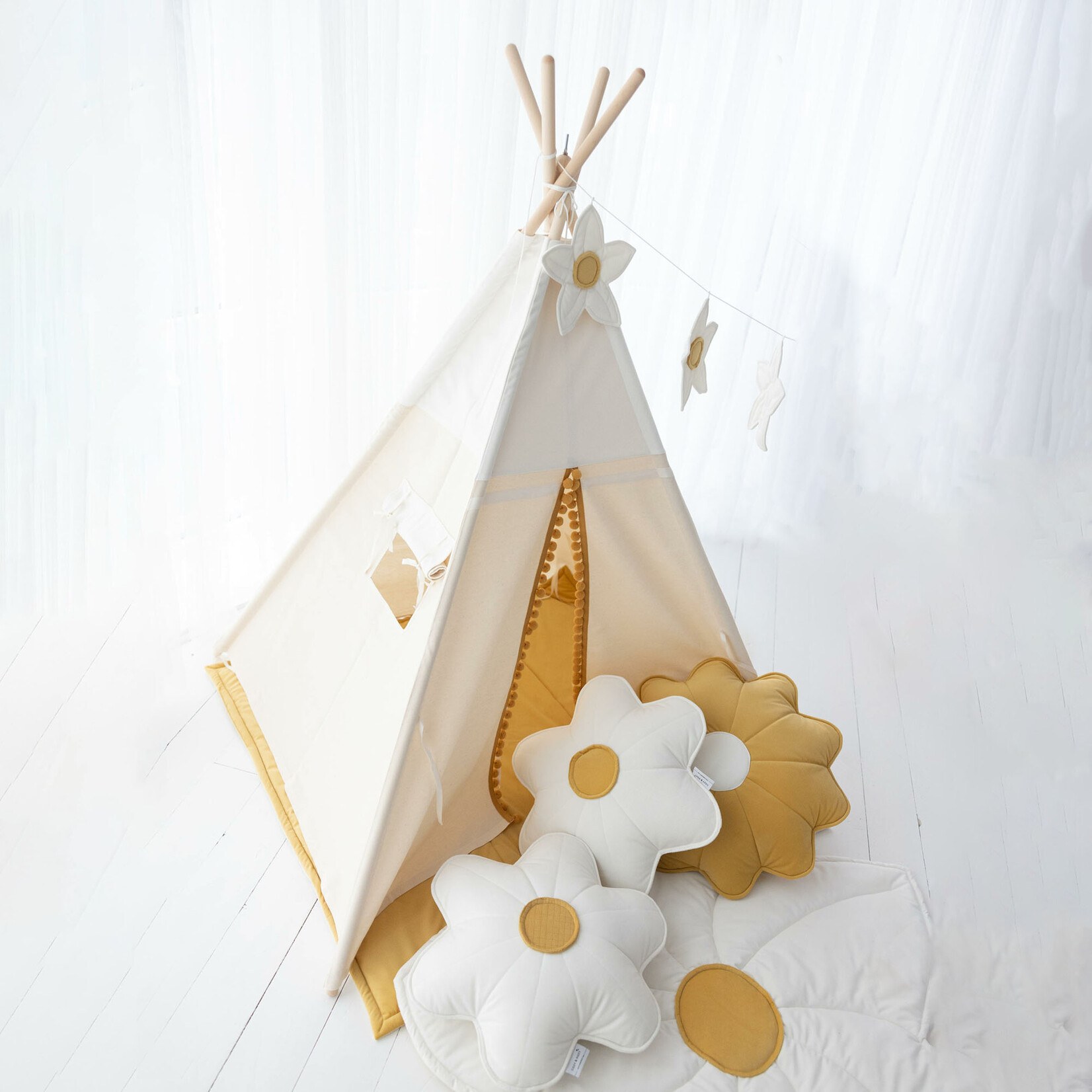 Cozy & Dozy Boho Tipi tent - Cozy White Velvet - crème met pompons - met of zonder velvet speelmat