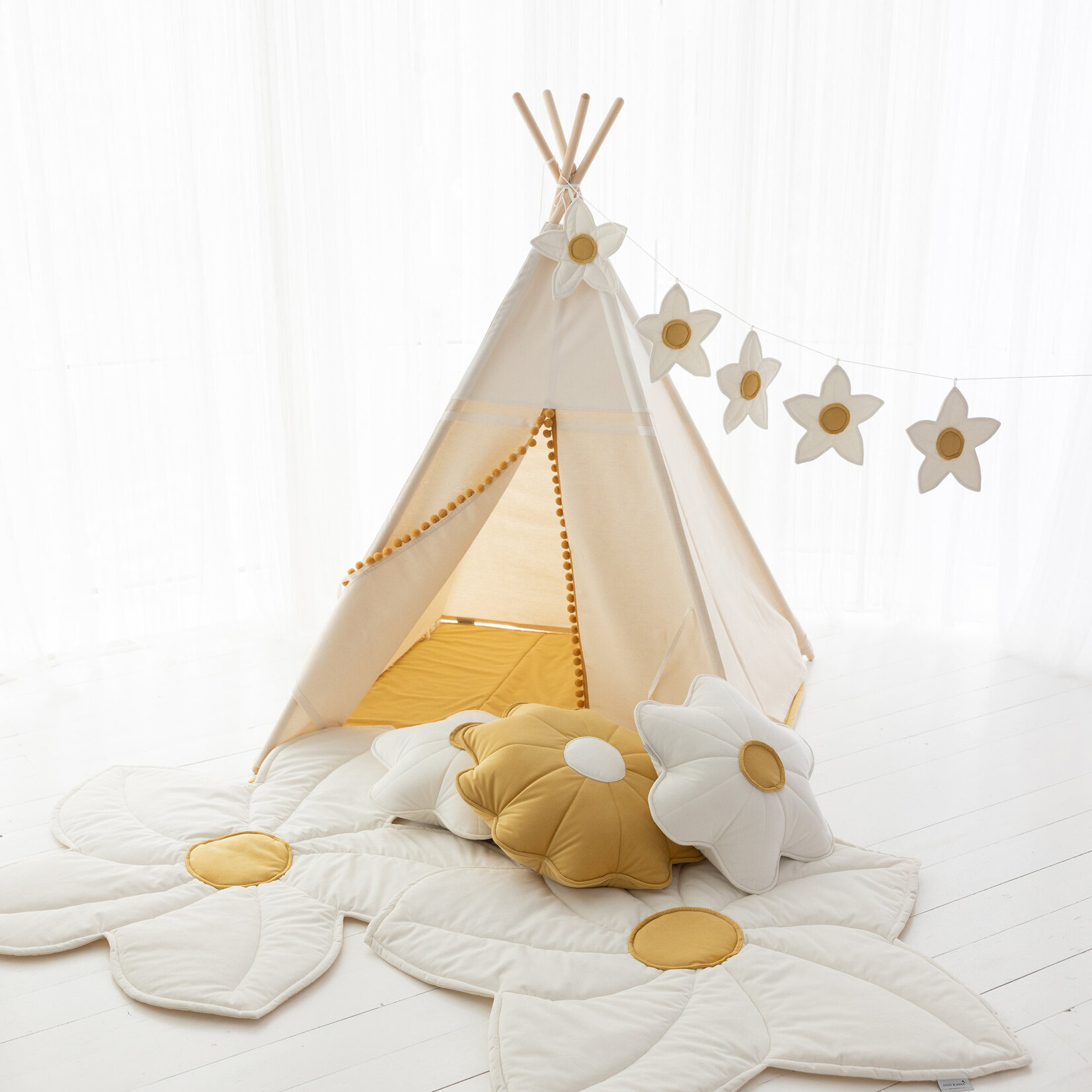 Cozy & Dozy Boho Tipi tent - Cozy White Velvet - crème met pompons - met of zonder velvet speelmat