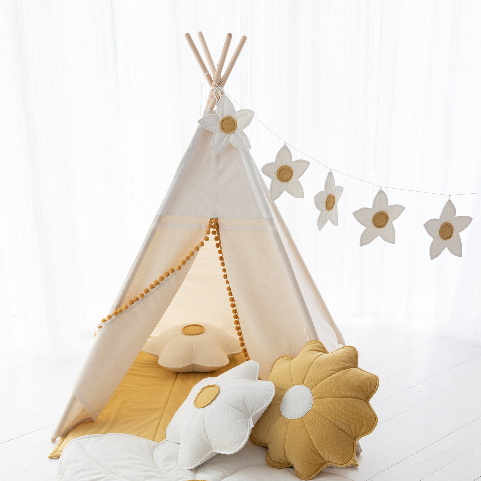 Cozy & Dozy Boho Tipi tent - Cozy White Velvet - crème met pompons - met of zonder velvet speelmat
