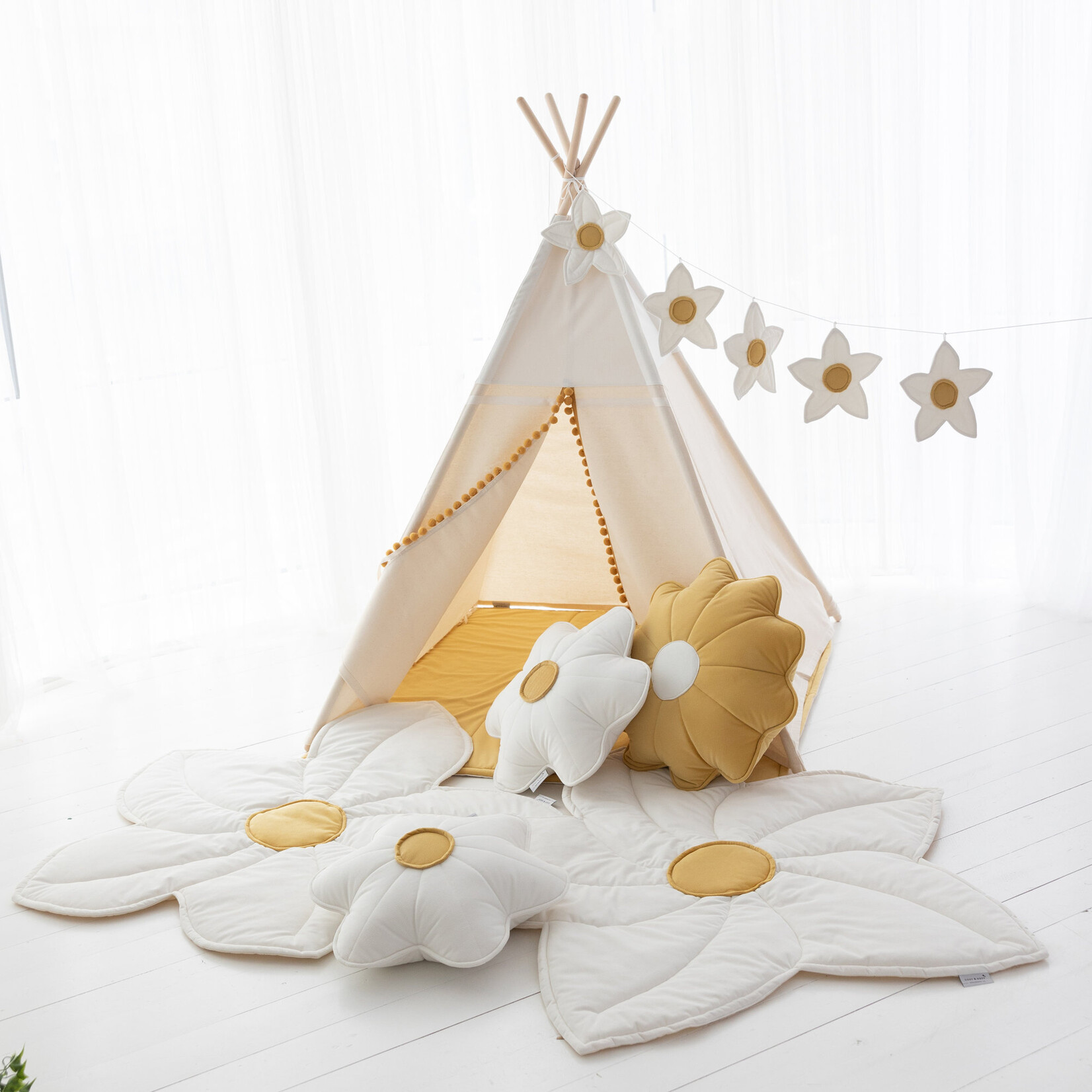 Cozy & Dozy Boho Tipi tent - Cozy White Velvet - crème met pompons - met of zonder velvet speelmat