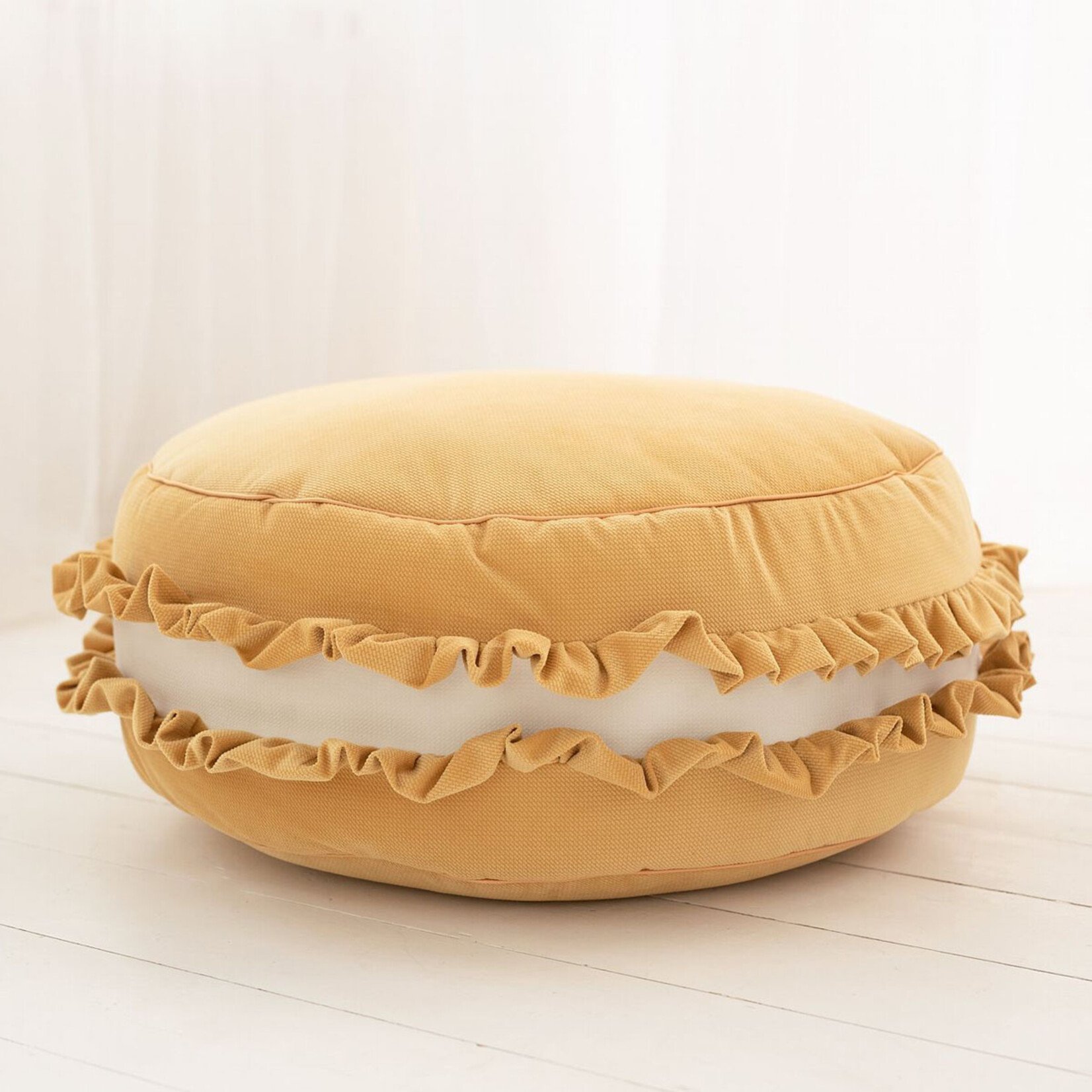 Cozy & Dozy Velvet poef/kussen - Honing  Macaron– zacht zitkussen in de vorm van een koekje