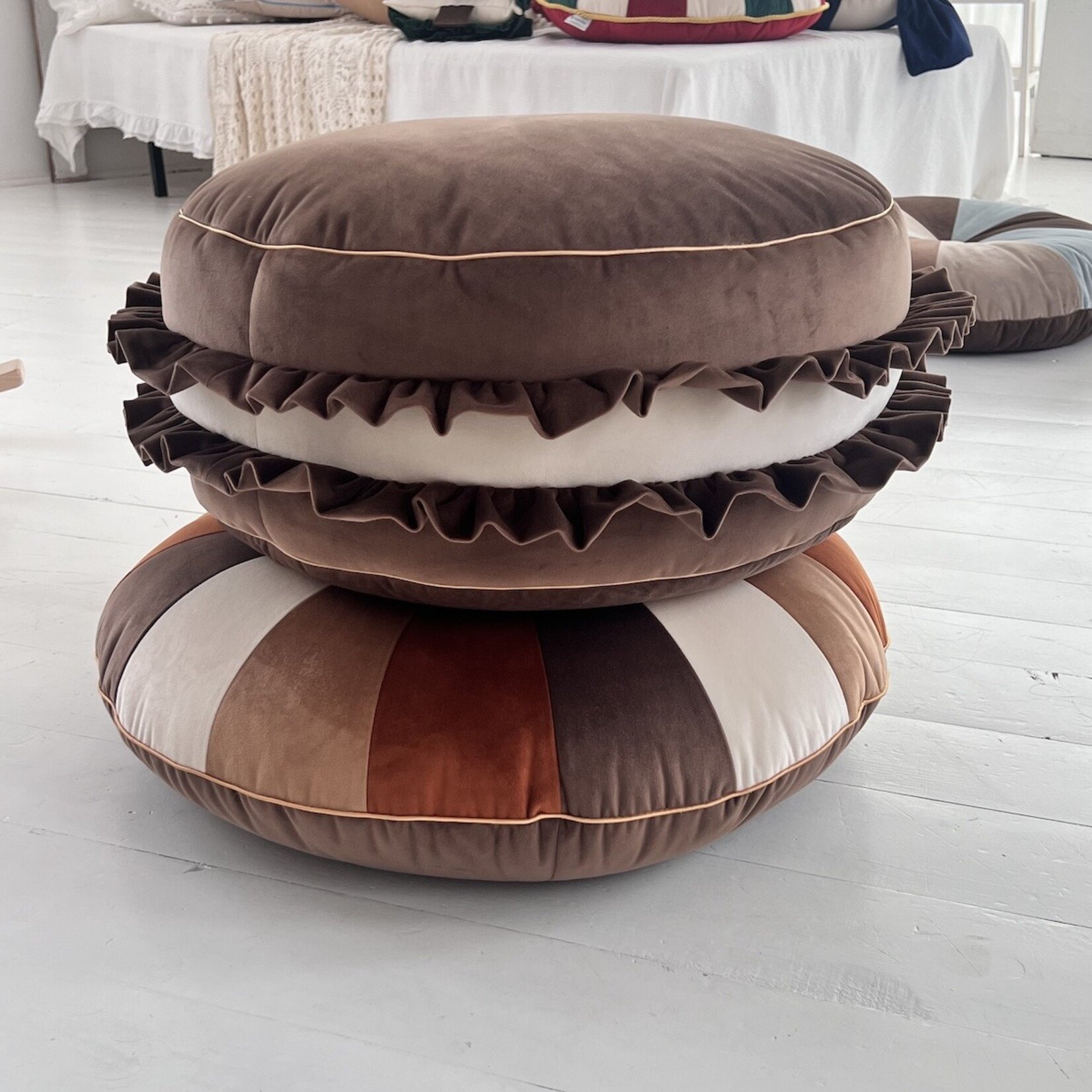 Cozy & Dozy Velvet poef/kussen - Mocca  Macaron– zacht zitkussen in de vorm van een koekje