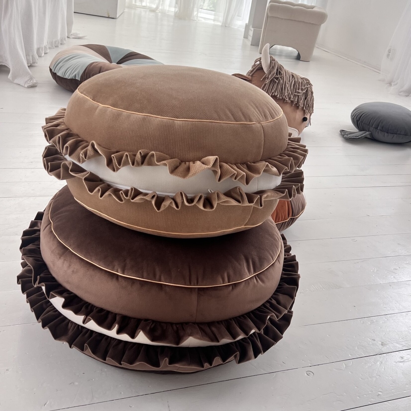 Cozy & Dozy Velvet poef/kussen - Mocca  Macaron– zacht zitkussen in de vorm van een koekje