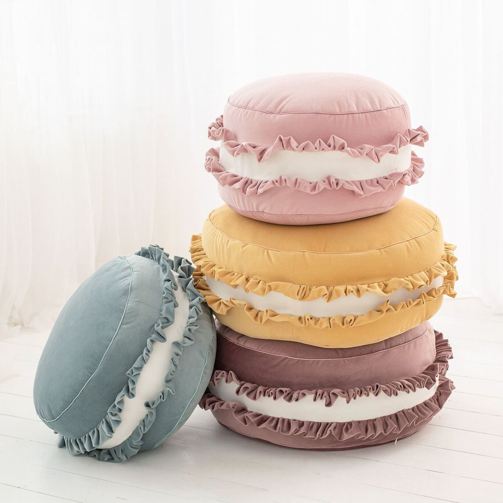 Cozy & Dozy Velvet poef/kussen - Macaron - Blauw– zacht zitkussen in de vorm van een koekje