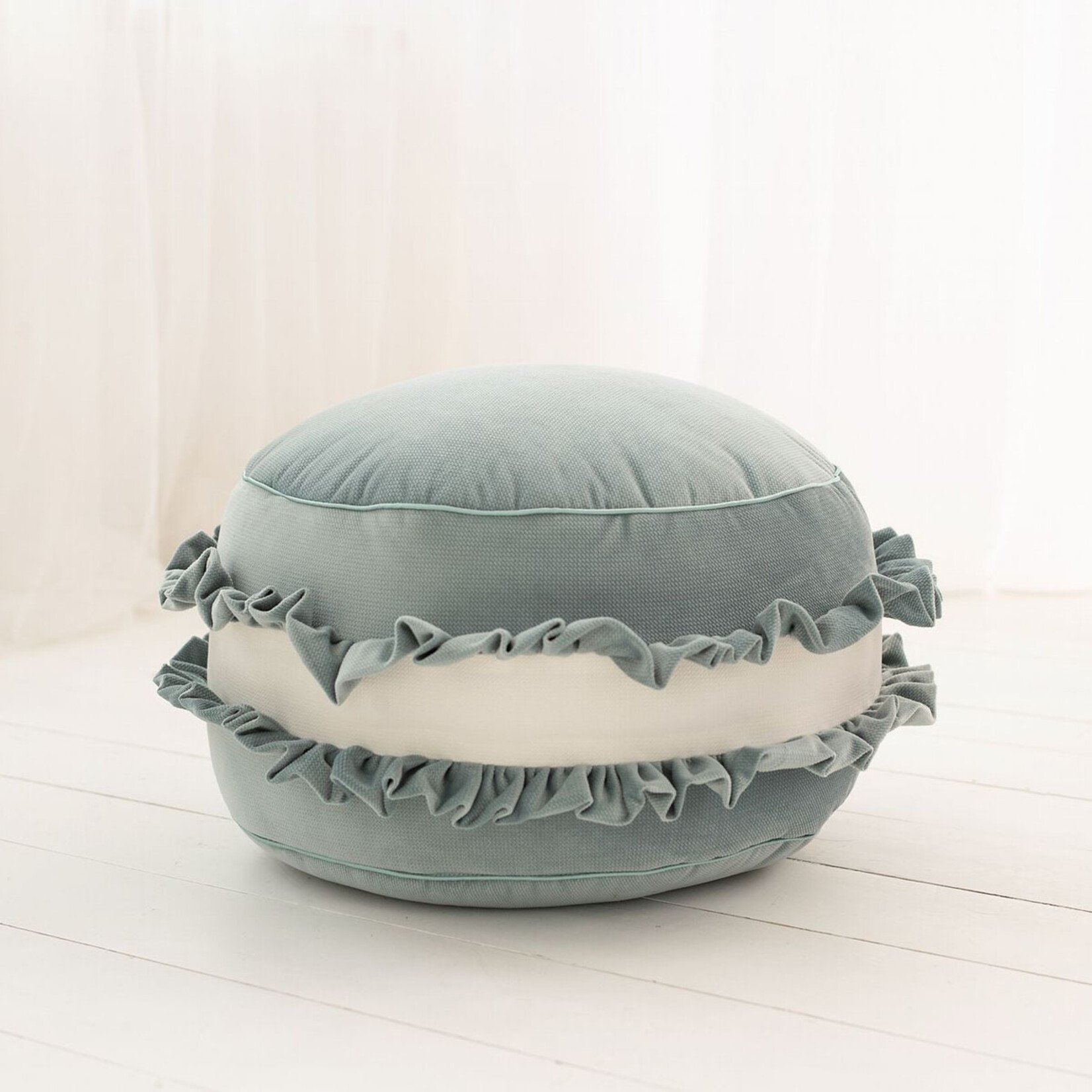 Cozy & Dozy Velvet poef/kussen - Macaron - Blauw– zacht zitkussen in de vorm van een koekje