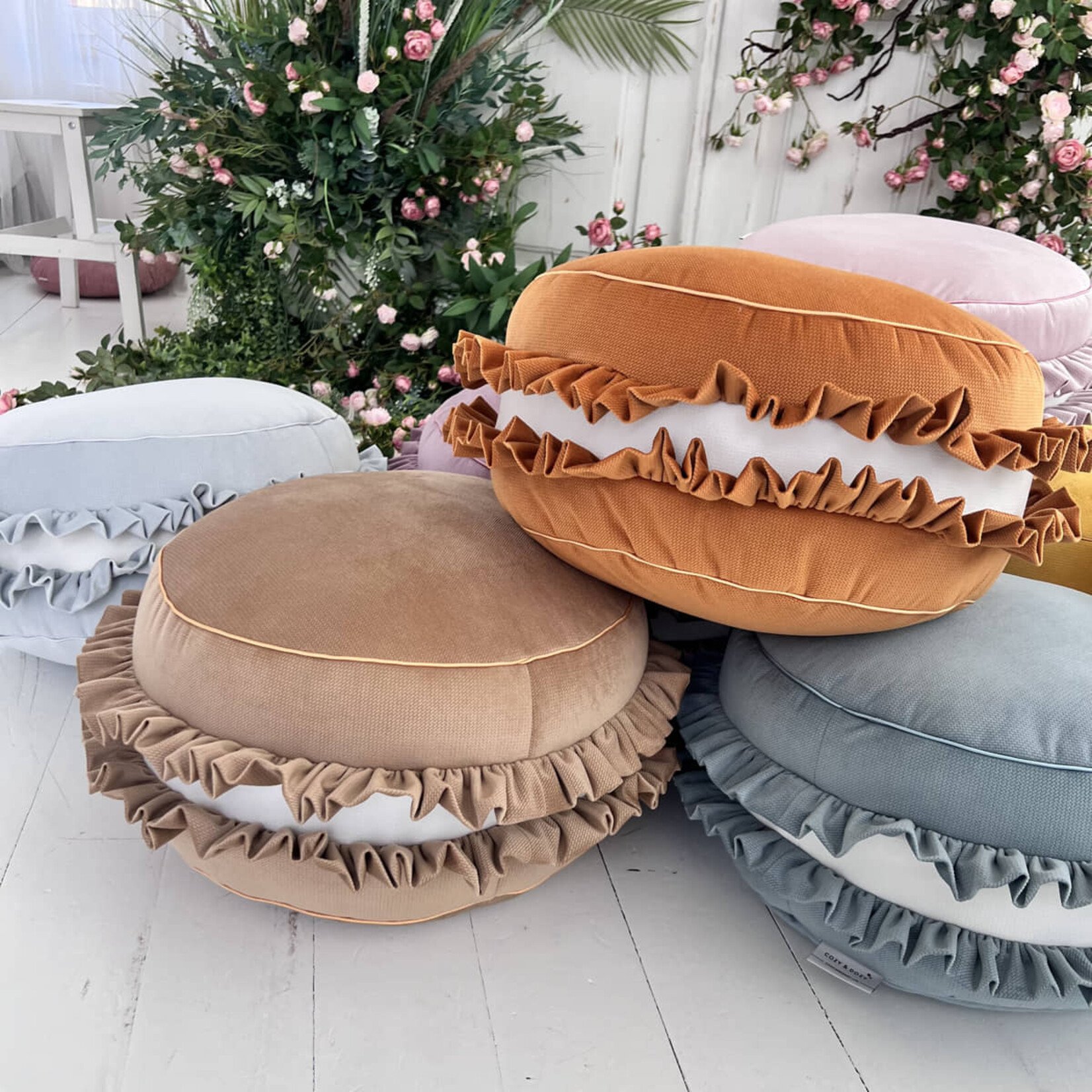 Cozy & Dozy Velvet poef/kussen - Macaron - Grijs– zacht zitkussen in de vorm van een koekje