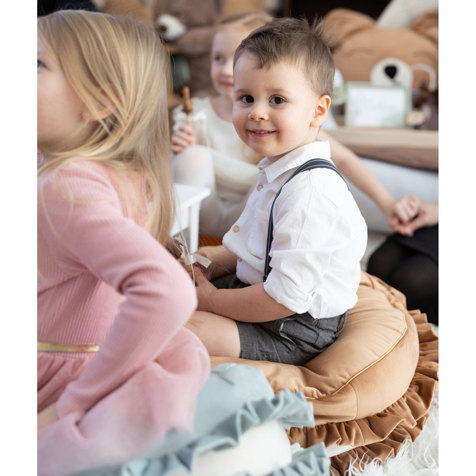 Cozy & Dozy Velvet poef/kussen - Macaron - Mosterd - zacht zitkussen in de vorm van een koekje