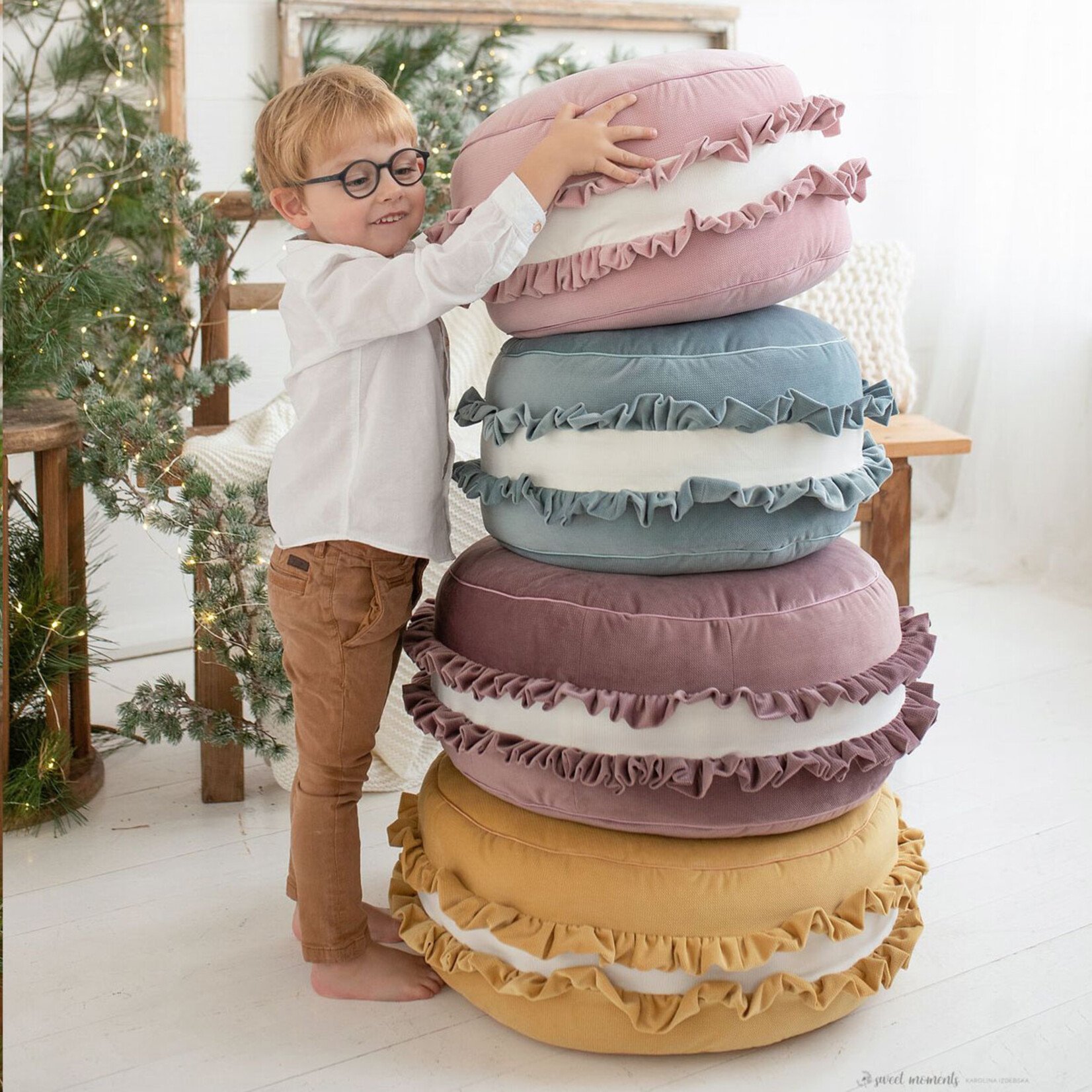 Cozy & Dozy Velvet poef/kussen - Macaron - Mosterd - zacht zitkussen in de vorm van een koekje