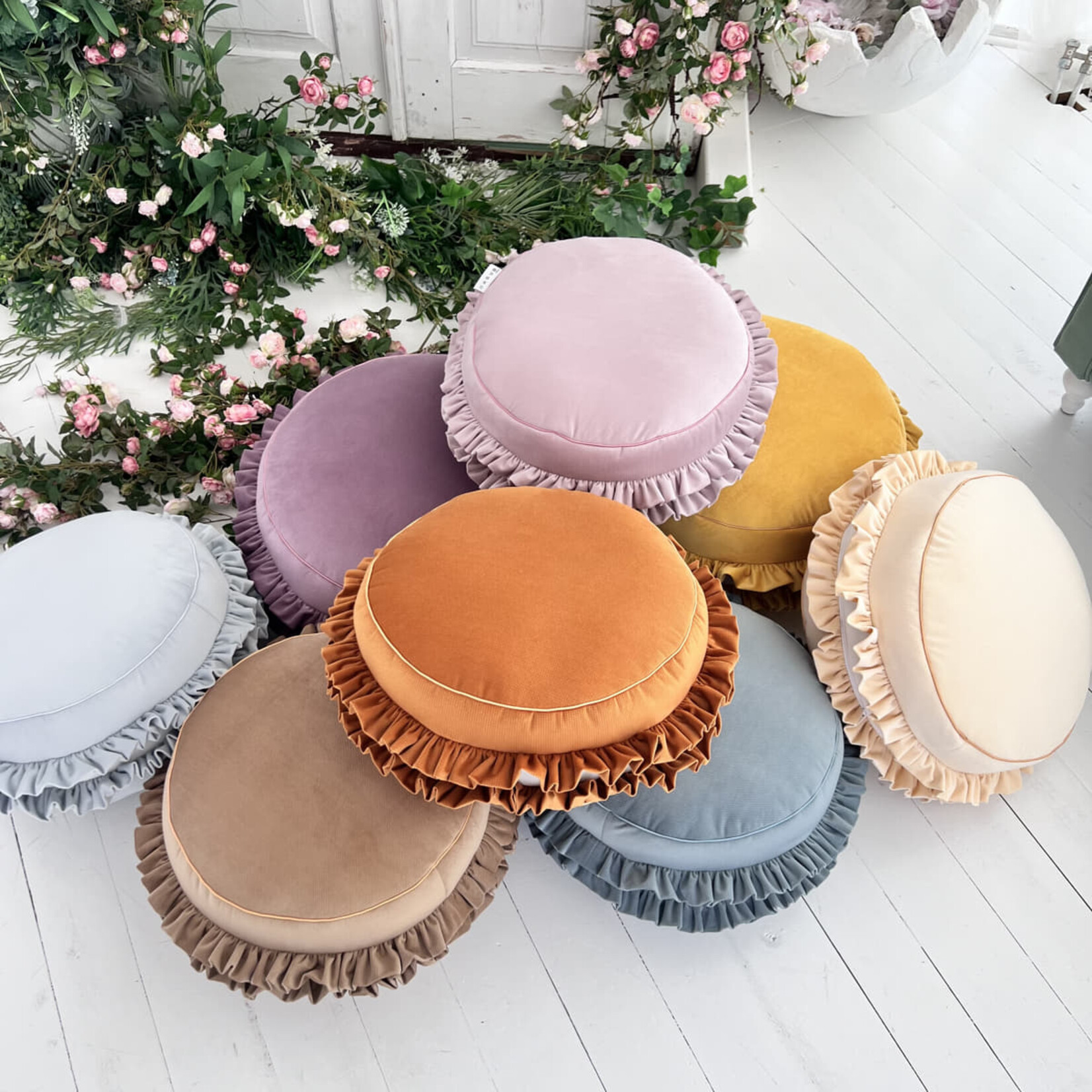 Cozy & Dozy Velvet poef/kussen - Macaron - Mosterd - zacht zitkussen in de vorm van een koekje