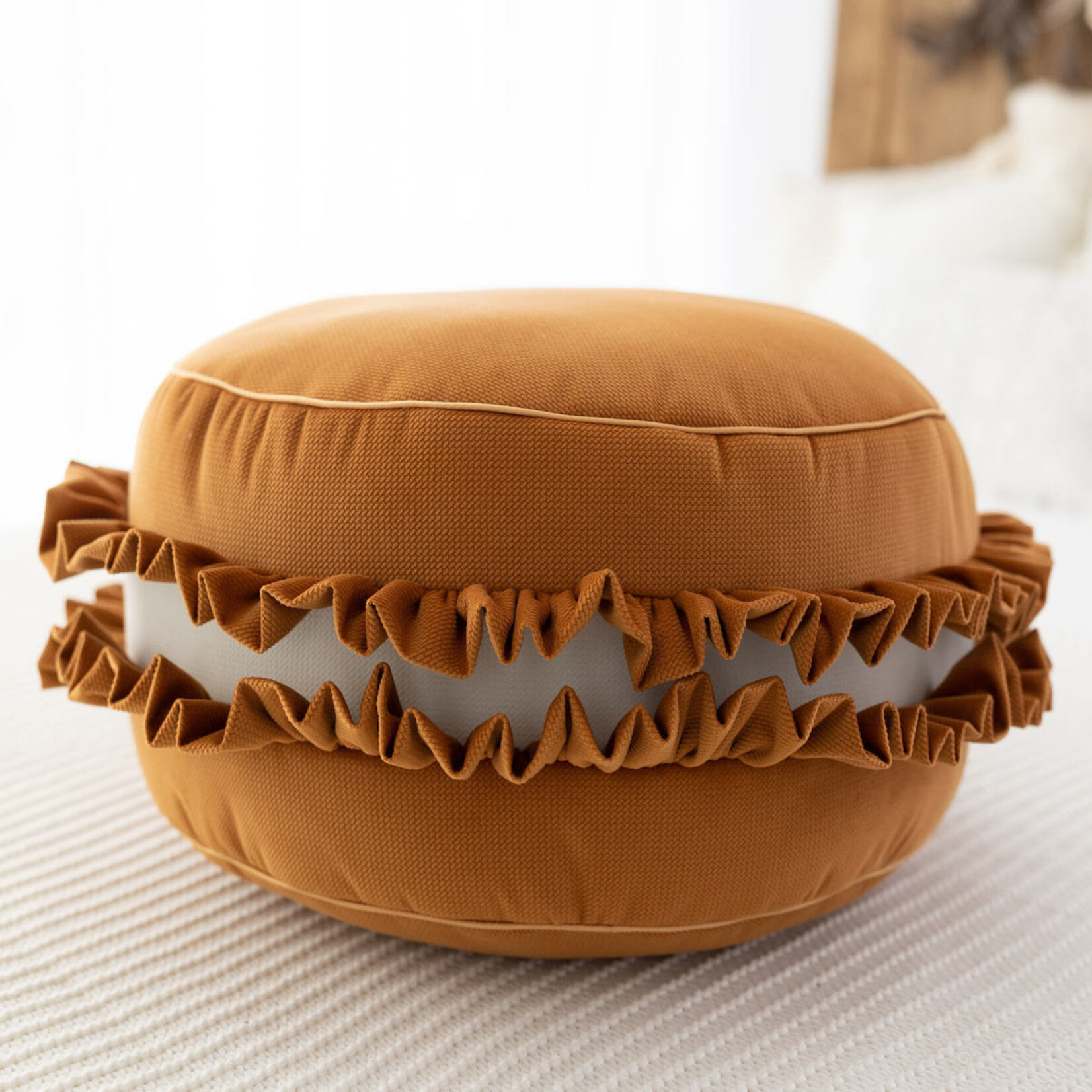 Cozy & Dozy Velvet poef/kussen - Macaron - Mosterd - zacht zitkussen in de vorm van een koekje