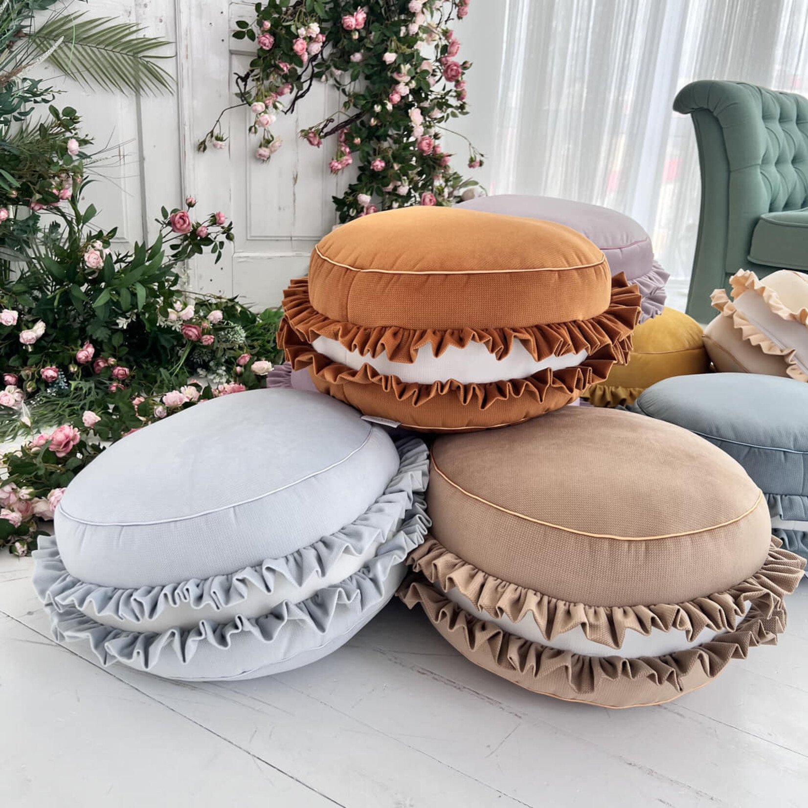 Cozy & Dozy Velvet poef/kussen - Macaron - Mosterd - zacht zitkussen in de vorm van een koekje